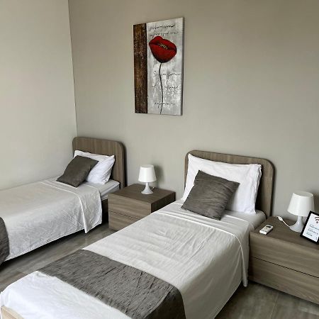 F10 Room 3, Private Room Two Single Beds Shared Bathroom In Shared Flat Msida Esterno foto