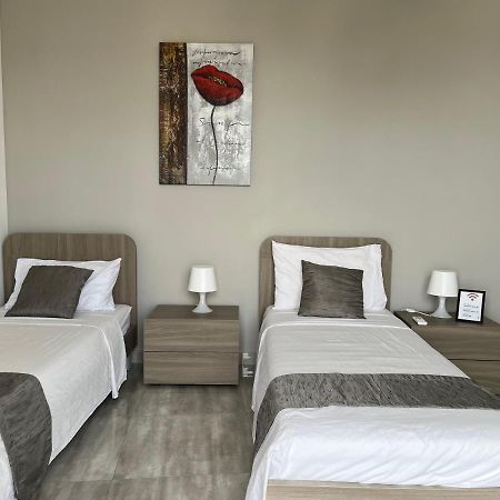 F10 Room 3, Private Room Two Single Beds Shared Bathroom In Shared Flat Msida Esterno foto