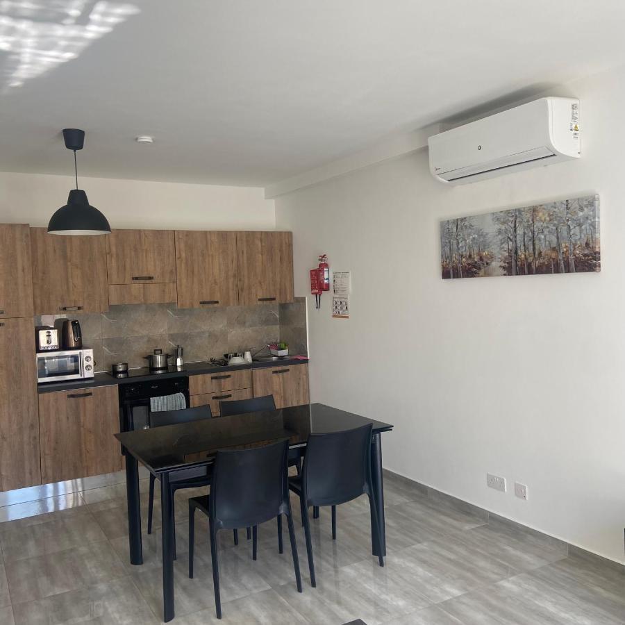 F10 Room 3, Private Room Two Single Beds Shared Bathroom In Shared Flat Msida Esterno foto