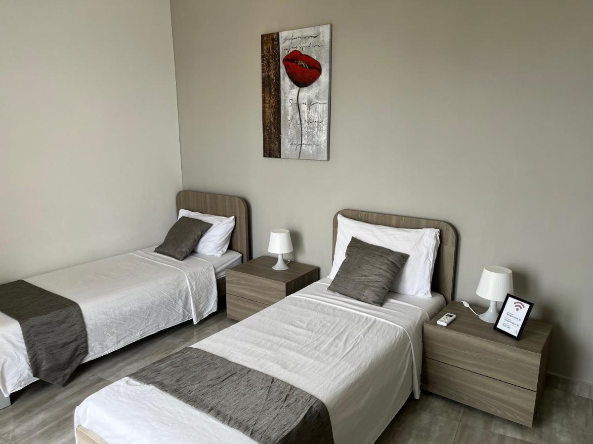 F10 Room 3, Private Room Two Single Beds Shared Bathroom In Shared Flat Msida Esterno foto